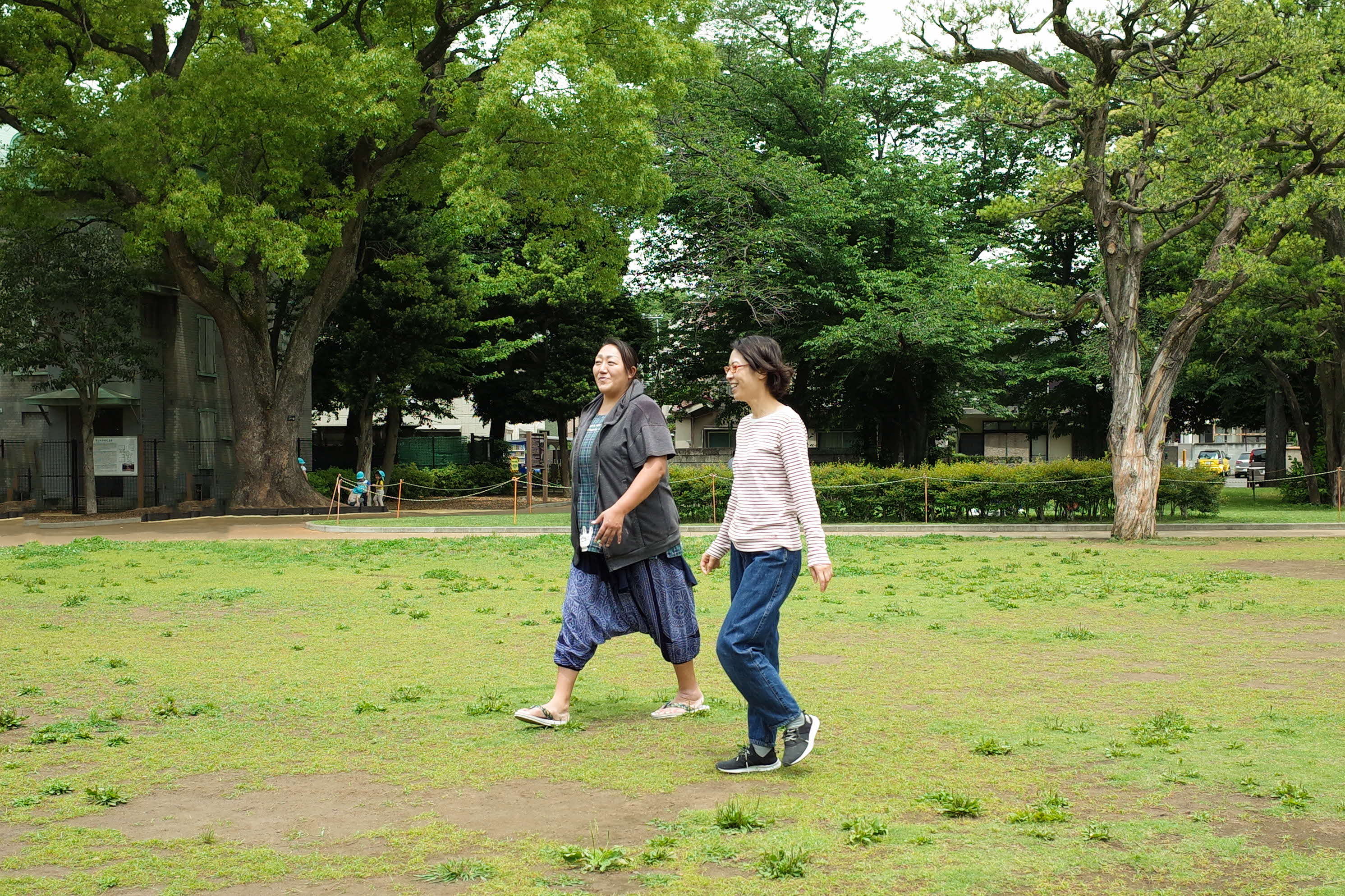 公園を歩く2人